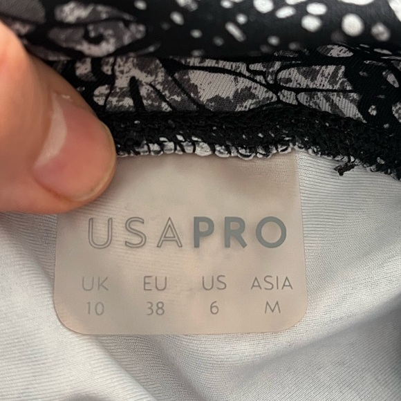 High Waist Black and White Leggings with Abstract Print - Picture 7 of 7